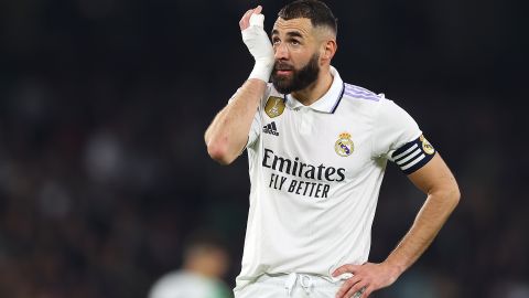 Karim Benzema se lamenta luego que el VAR anulara su gol.