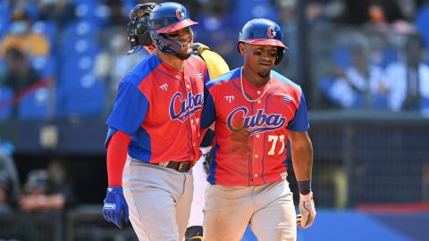 Los grandeliga Andy Ibáñez (D) junto a Yoán Moncada (I) en la selección de Cuba.