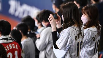 Los aficionados de Shohei Ohtani presentes en el estadio. / Foto: Getty Images