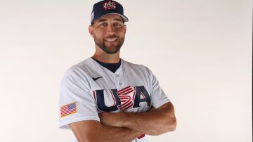 Adam Wainwright luce la camisa del equipo de Estados Unidos para el Clásico Mundial de Béisbol.