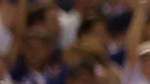 Kyle Schwarber (R) es felicitado por Paul Goldschmidt y Mike Trout luego de conectar jonrón ante Gran Bretaña.