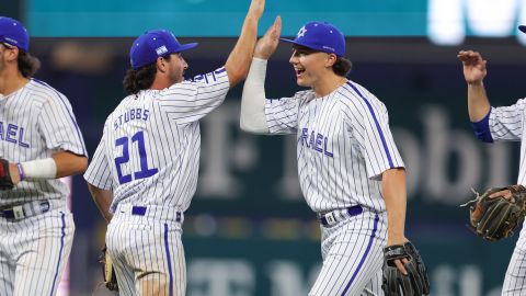 El héroe Garrett Stubbs (#21) celebra junto a Zack Gelof la victoria de Israel ante Nicaragua.