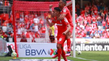 Camilo Sanvezzo y Sebastián Saucedo celebran el último gol del Toluca ante Mazatlán.