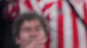 Iñaki Williams es amonestado luego de protestar el gol anulado por Gil Manzano.