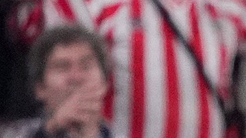 Iñaki Williams es amonestado luego de protestar el gol anulado por Gil Manzano.