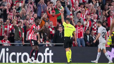 Iñaki Williams es amonestado luego de protestar el gol anulado por Gil Manzano.