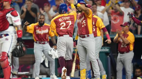 José Altuve celebra con Anthony Santander luego de anotar en el primer inning ante Puerto Rico.