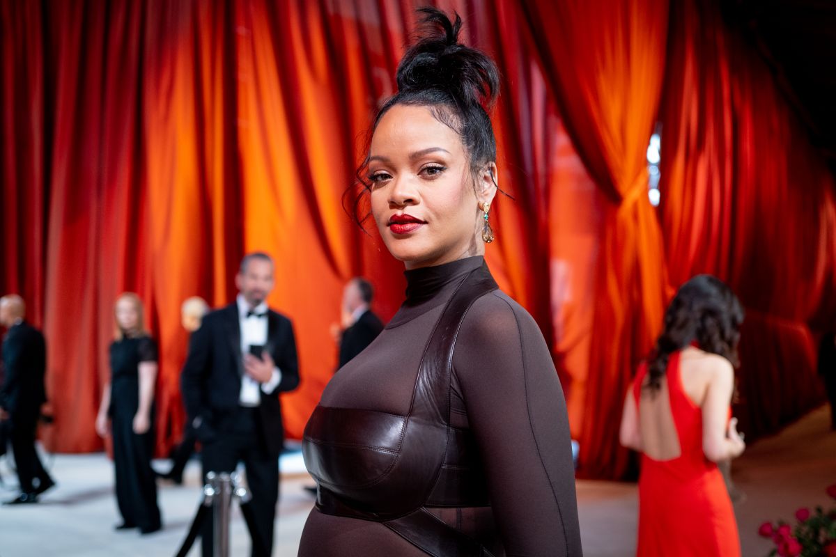 Rihanna dazzled in her show between glitter and chains with her advanced pregnancy