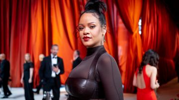 La cantante Rihanna se presentó en la alfombra roja de los Premios Oscar.