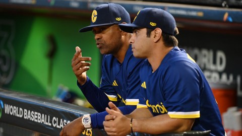 Los dirigidos por Jolbert Cabrera (L) y José Mosquera (R) cayeron en un cerrado encuentro.