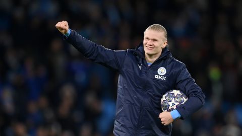 Erling Haaland se lleva a casa el balón de la UEFA Champions League tras marcar cinco goles ante Leipzig.