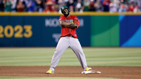 Randy Arozarena celebra al batear un doble que barrió las bases ante Canadá.