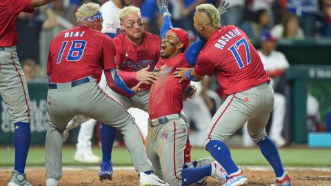 Francisco Lindor (C) celebra con sus compañeros luego del jonrón dentro del campo que anotó ante República Dominicana.