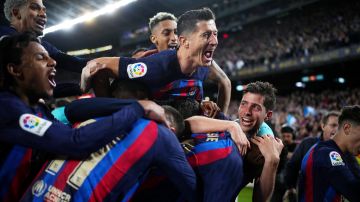 Jugadores del FC Barcelona celebran el gol de la victoria contra el Real Madrid.