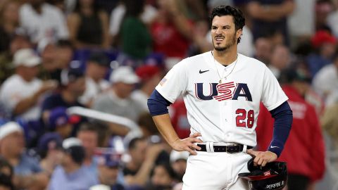 Nolan Arenado se muestra adolorido tras ser golpeado por un lanzamiento en su mano derecha.