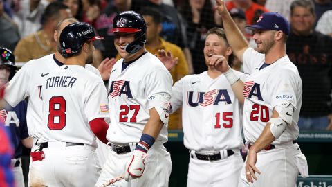 Trea Turner (#8) celebra a su llegada al home luego de disparar su segundo jonrón ante Cuba.