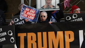 Simpatizantes y opositores de Trump se manifiestan en Manhattan.