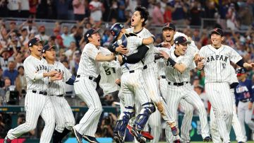 Japan celebra al conseguir el título del Clásico Mundial luego que Shohei Ohtani ponchara a Mike Trout.