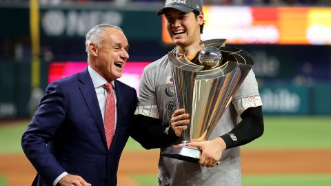 Shohei Ohtani recibe de manos de Rob Manfred el premio de MVP del Clásico Mundial.