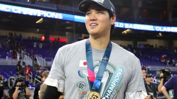 Shohei Ohtani luce su medalla de campeón del Clásico Mundial de Béisbol.