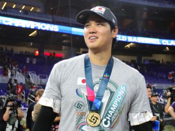 Shohei Ohtani luce su medalla de campeón del Clásico Mundial de Béisbol.