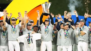 Japón alzando su tercer título mundial de béisbol.