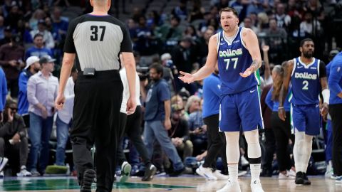 Luka Doncic protesta frente al árbitro.