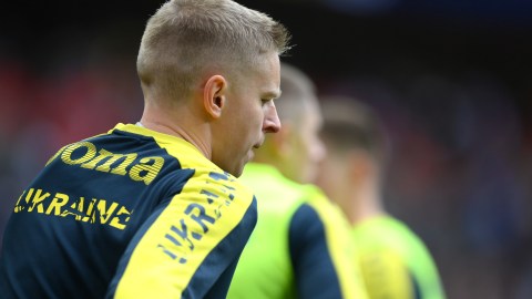 Oleksandr Zinchenko de Ucrania se calienta antes del partido del grupo C de la ronda de clasificación de la UEFA EURO 2024 entre Inglaterra.