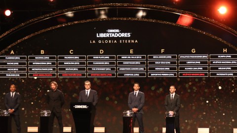 Autoridades de Conmebol realizan el sorteo de la Copa Libertadores 2023.