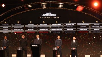 Autoridades de Conmebol realizan el sorteo de la Copa Libertadores 2023.