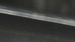 El tren seguía parado en la estación con las puertas abiertas mientras seguían golpeando al hombre.