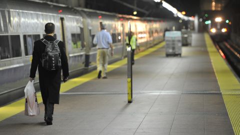 El tren seguía parado en la estación con las puertas abiertas mientras seguían golpeando al hombre.