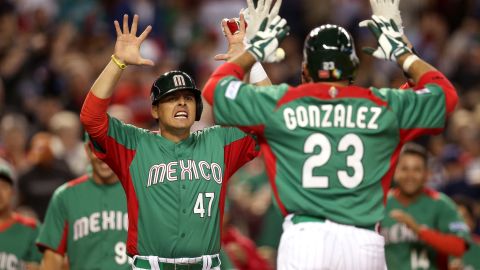 Adrián González y Luis Cruz en el Clásico Mundial de Béisbol de 2013.