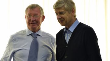 Alex Ferguson (L) y Arsene Wenger (R) durante una reunión de entrenadores en UEFA.