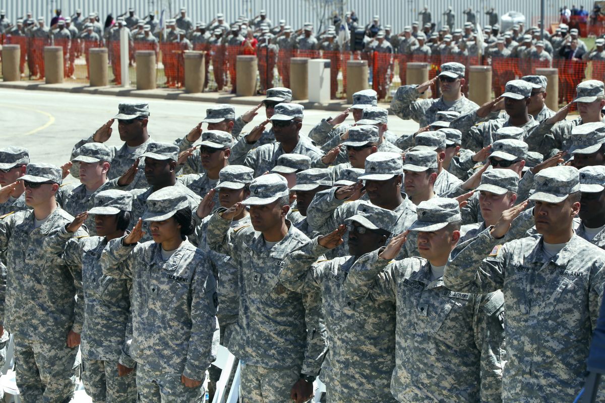 Soldados de Fort Hood, en Texas, participan de una ceremonia para recordar a las víctimas de un tiroteo en el recinto en el 2014.