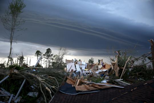 Tornado deja al menos 23 personas muertas tras su paso por Mississippi