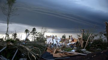 El Servicio Meteorológico Nacional confirmó que un tornado habría causado daños a unas 60 millas al noreste de Jackson, Mississippi.