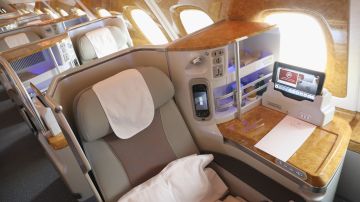 Asientos de clase ejecutiva de un avión de Emirates Airlines.