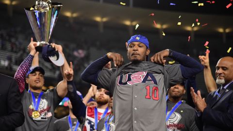 Giancarlo Stanto (I) y Adam Jones (D) celebrando el título en el Clásico Mundial 2017.