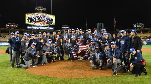 Estados Unidos posa con el trofeo de campeón en el Clásico Mundial de Béisbol en 2017.