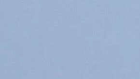 Una bandera china ondea fuera de un complejo residencial en Beijing.