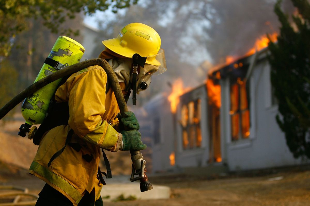  Los bomberos tuvieron problemas para ingresar a la casa debido a las condiciones del incendio.