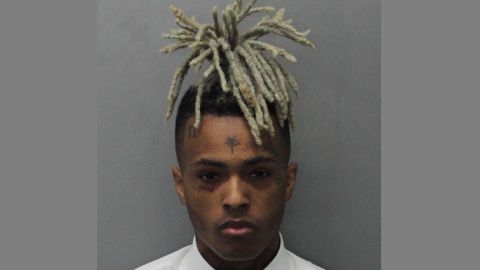 XXXTentación una estrella en ascenso con ventas de platino, también recibió críticas sobre su mal comportamiento y numerosos arrestos.