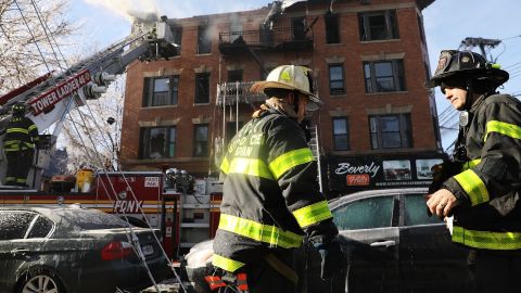 Al menos sesenta bomberos combatieron el incendio y fue controlado a las 4:50 p.m.