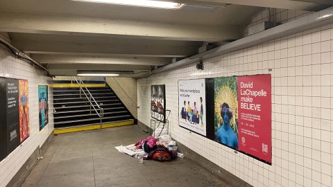 Una persona desamparada pernocta en el Subway.