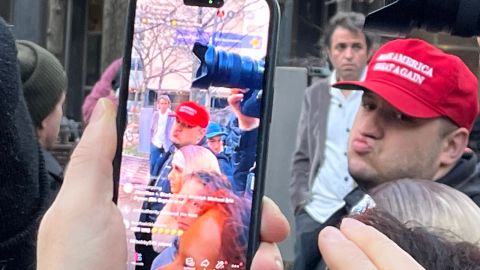 Algunos simpatizantes de Trump han acudido frente a la Corte Criminal de Manhattan.