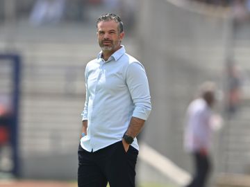 El estratega eliminó la posibilidad de dejar el club y asegura que trabajará en mejorar resultados.