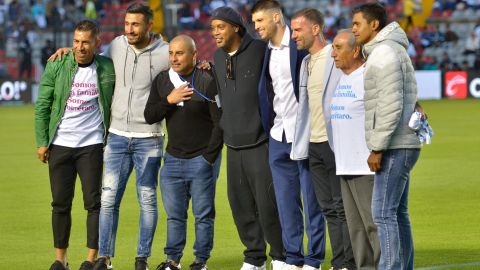 El histórico delantero formó parte de un grupo de leyendas de os Gallos de Querétaro presentes en la reapertura.