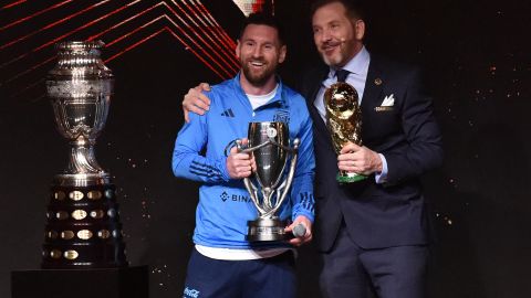 Leo Messi (I) junto al presidente de la Conmebol, Alejandro Domínguez (D).