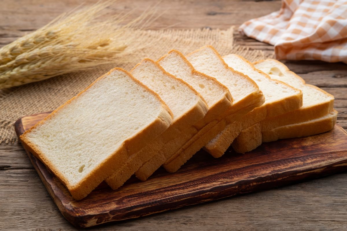 Los gastroenterólogos recomiendan no comer pan blanco en exceso.